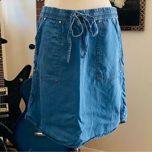 Jones New York Signature Lightweight Denim Miniskirt. Size 4 (fits larger)